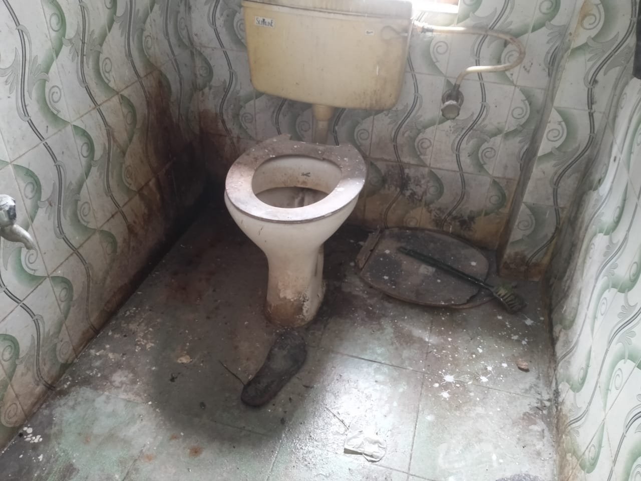 Bathroom before cleaning 2